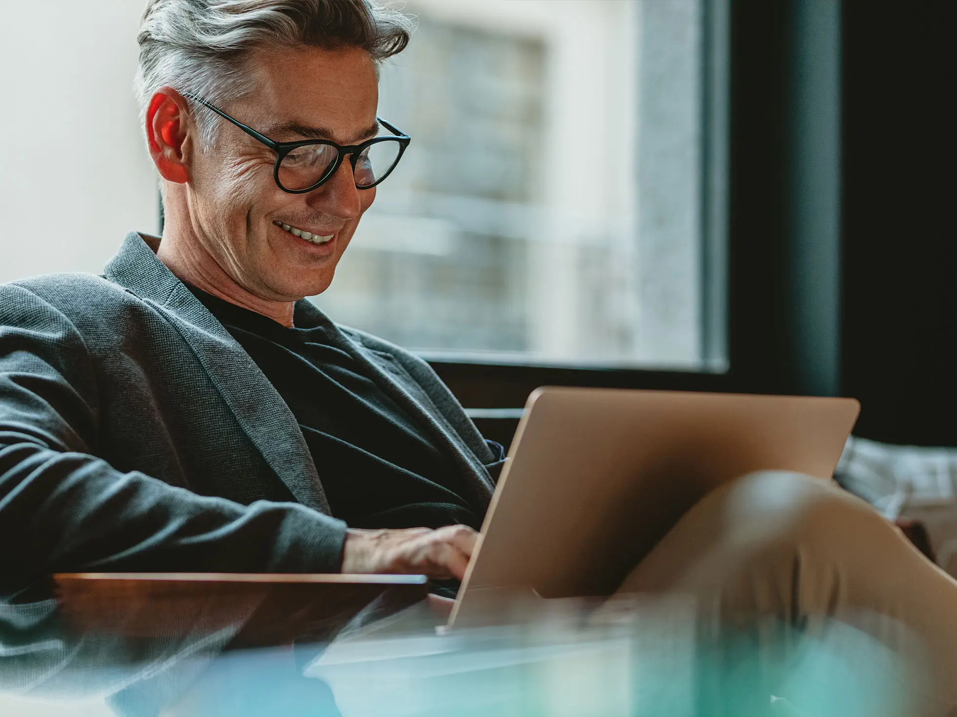 Berater der TECTUM Group bei der Arbeit am Laptop